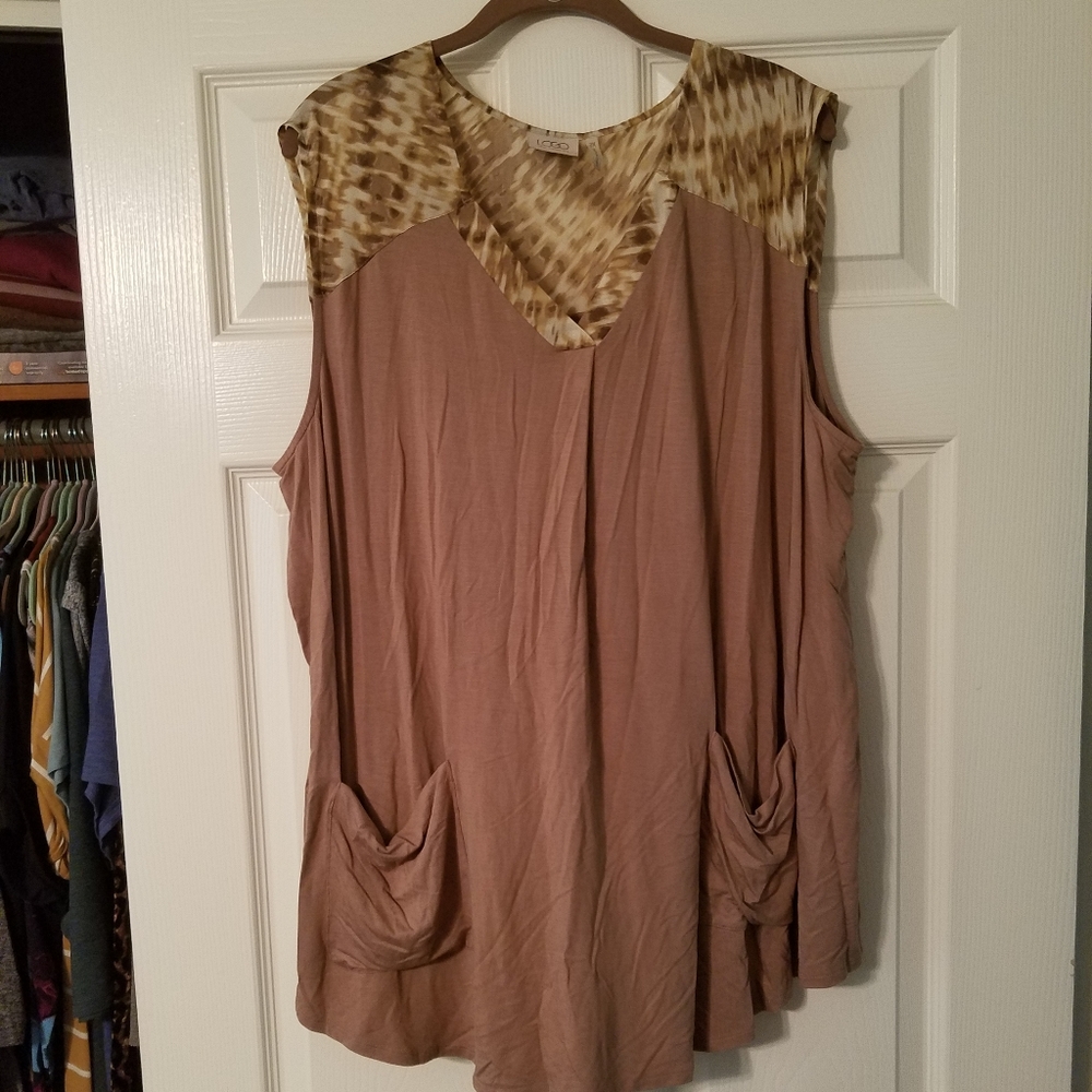 Logo sleeveless top